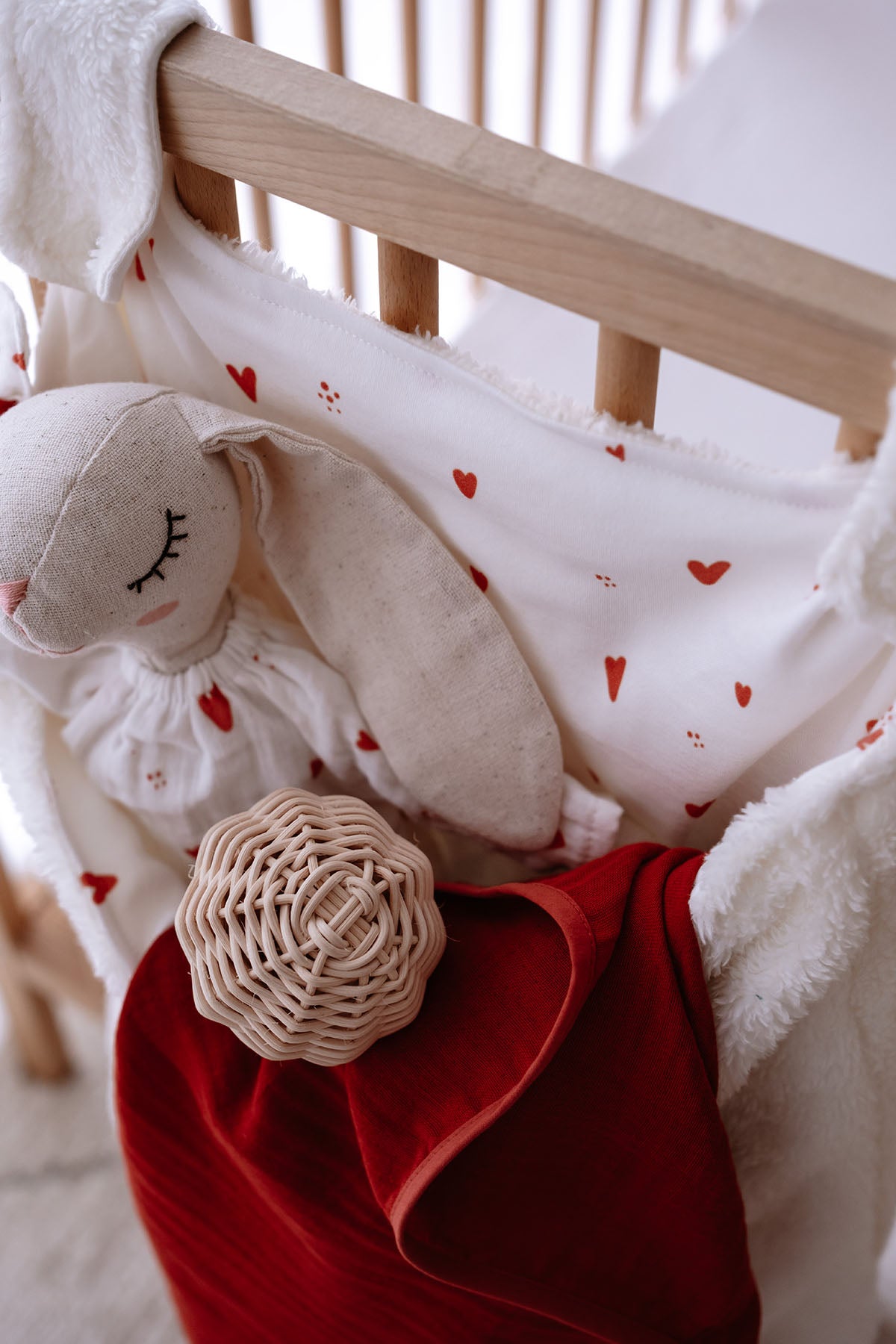 Beşik Yanı Düzenleyici Peluş Torba | Red Hearts image 1